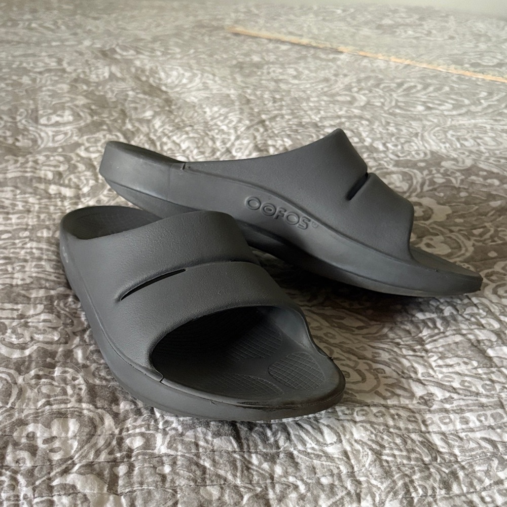 OOFOS Women’s Slide Sandals in Charcoal